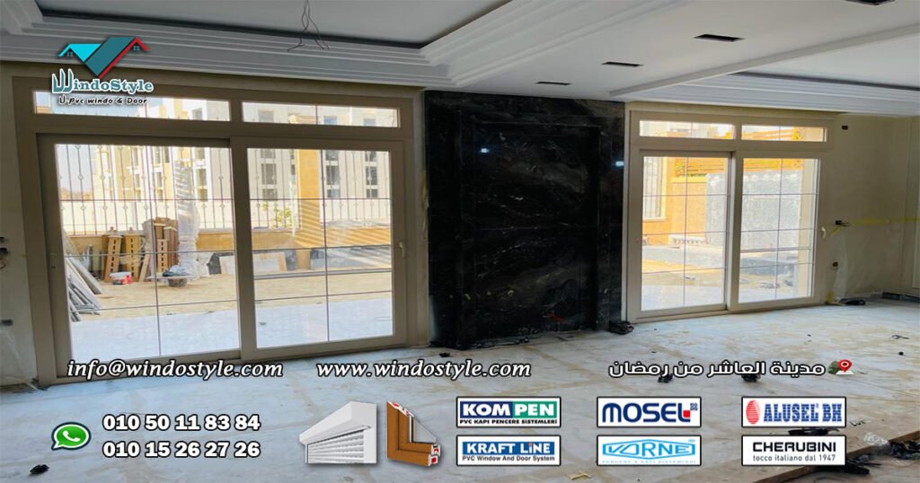 تسمح النوافذ القلابة بأحجام أوسع بكثيرمع استخدام سهل وبسيط للفتح والقفل، مما يجعلها حلاً مثالياً للنوافذ العالية والمرتفعه على طول الممرات، أو أسفل النوافذ الثابتة الكبيرة في واجهات العرض 