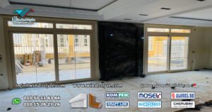 تسمح النوافذ القلابة بأحجام أوسع بكثيرمع استخدام سهل وبسيط للفتح والقفل، مما يجعلها حلاً مثالياً للنوافذ العالية والمرتفعه على طول الممرات، أو أسفل النوافذ الثابتة الكبيرة في واجهات العرض 