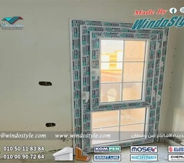 تسمح النوافذ القلابة بأحجام أوسع بكثيرمع استخدام سهل وبسيط للفتح والقفل، مما يجعلها حلاً مثالياً للنوافذ العالية والمرتفعه على طول الممرات، أو أسفل النوافذ الثابتة الكبيرة في واجهات العرض.