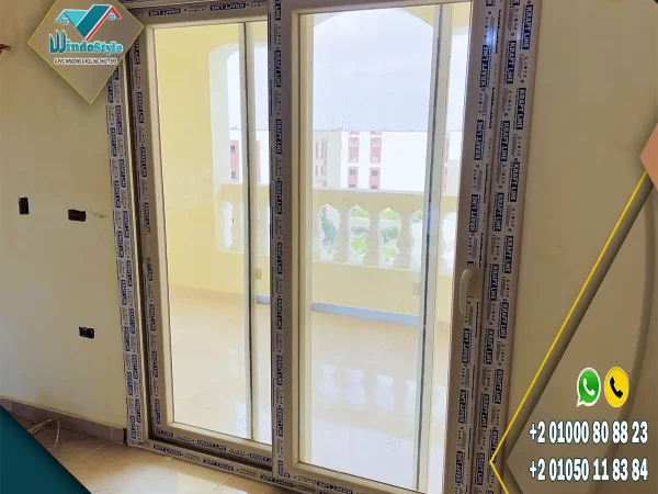 باب PVC جرار 2 ضلفة زجاج مع ضلفة سلك بقطاعات KRAFTLINE المصرية وضمان 20 سنة، وإكسسوارات VORNE التركية بضمان 10 أعوام، عملي ومناسب للاستخدام اليومي 