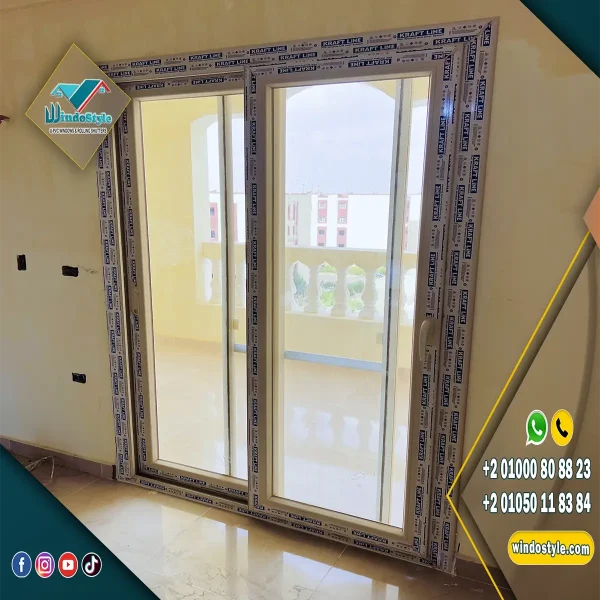 باب PVC جرار 2 ضلفة زجاج مع ضلفة سلك بقطاعات KRAFTLINE المصرية وضمان 20 سنة، وإكسسوارات VORNE التركية بضمان 10 أعوام، عملي ومناسب للاستخدام اليومي