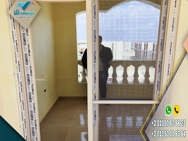 باب PVC جرار 2 ضلفة زجاج مع ضلفة سلك بقطاعات KRAFTLINE المصرية وضمان 20 سنة، وإكسسوارات VORNE التركية بضمان 10 أعوام، عملي ومناسب للاستخدام اليومي 