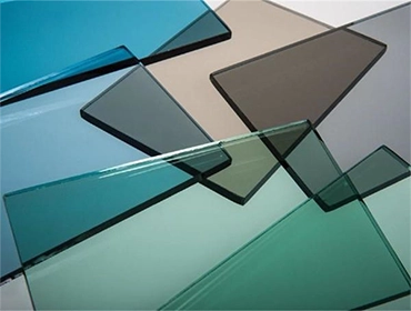 زجاج ملون الزجاج هو أحد أهم العناصر التي تساهم في جماليات ووظائف نوافذ uPVC. تنظم نوافذ uPVC الزجاجية درجات حرارة المساحة الداخلية أثناء الظروف المناخية القاسية