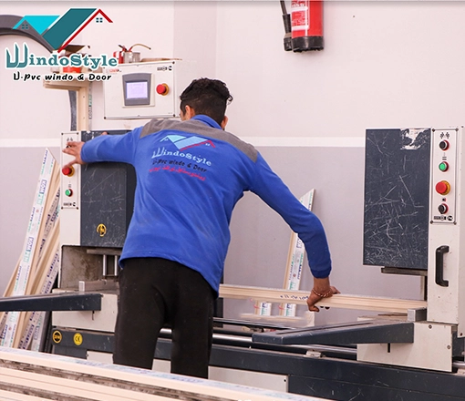 لحام قطاعات uPVC مراحل صناعة نوافذ PVC